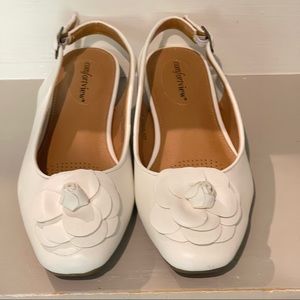 NWOT COMFORTVIEW JESSA white flower slip on 7W